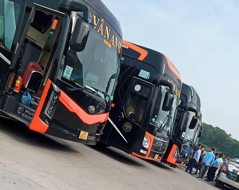 Ngoài "2 không" là: không giấy phép hoạt động vận tải, không có chấp thuận luồng tuyến chạy Hà Nội, Công ty Hải Vân Travel còn không có bất kỳ xe khách nào mang tên mình khi lập văn phòng tại Triệu Sơn. Để hoạt động, Công ty này đã đi "thuê" các xe khách của doanh nghiệp vận tải khác để về chạy tuyến cố định chở khách Triệu Sơn đi Hà Nội. Ngoài "2 không" là: không giấy phép hoạt động vận tải, không có chấp thuận luồng tuyến chạy Hà Nội, Công ty Hải Vân Travel còn không có bất kỳ xe khách nào mang tên mình khi lập văn phòng tại Triệu Sơn. Để hoạt động, Công ty này đã đi "thuê" các xe khách của doanh nghiệp vận tải khác để về chạy tuyến cố định chở khách Triệu Sơn đi Hà Nội.