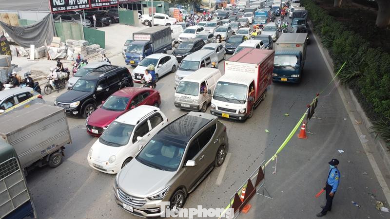 Đã nửa tháng đường Nguyễn Xiển (Vành đai 3) ùn tắc liên miên vì hàng rào công trường dự án xử lý nước thải Yên Xá do Ban Quản lý đầu tư xây dựng công trình hạ tầng kỹ thuật và nông nghiệp Hà Nội làm chủ đầu tư chiếm dụng. Đã nửa tháng đường Nguyễn Xiển (Vành đai 3) ùn tắc liên miên vì hàng rào công trường dự án xử lý nước thải Yên Xá do Ban Quản lý đầu tư xây dựng công trình hạ tầng kỹ thuật và nông nghiệp Hà Nội làm chủ đầu tư chiếm dụng.