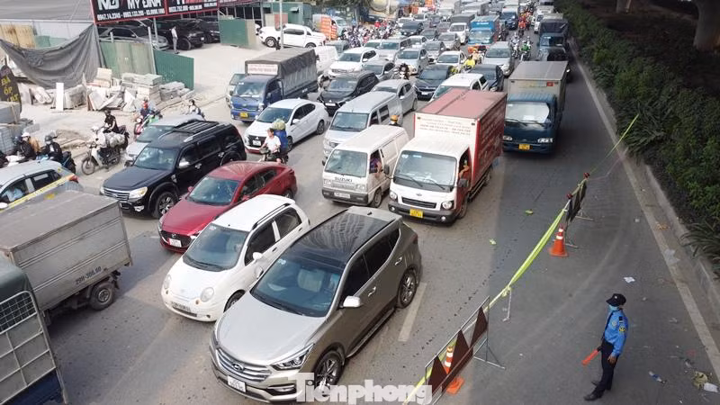 Đã nửa tháng đường Nguyễn Xiển (Vành đai 3) ùn tắc liên miên vì hàng rào công trường dự án xử lý nước thải Yên Xá do Ban Quản lý đầu tư xây dựng công trình hạ tầng kỹ thuật và nông nghiệp Hà Nội làm chủ đầu tư chiếm dụng. Đã nửa tháng đường Nguyễn Xiển (Vành đai 3) ùn tắc liên miên vì hàng rào công trường dự án xử lý nước thải Yên Xá do Ban Quản lý đầu tư xây dựng công trình hạ tầng kỹ thuật và nông nghiệp Hà Nội làm chủ đầu tư chiếm dụng.