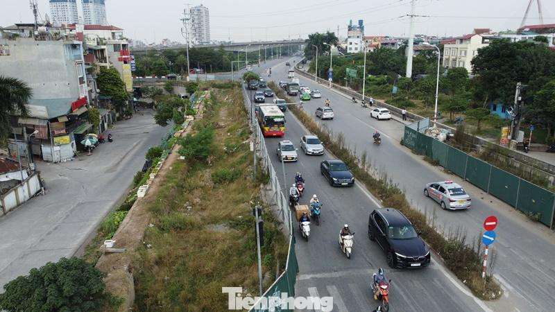 Hàng rào được dựng tại đoạn nút giao đường Lạc Long Quân đến nút giao lên cầu Nhật Tân.