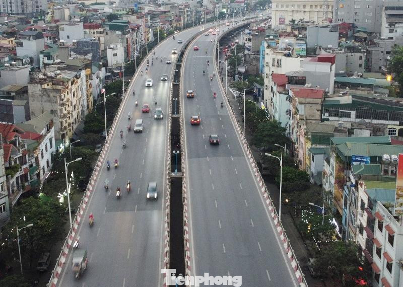 Trong khi đó, đường dẫn lên cầu Vĩnh Tuy phía đường Vành đai 2 thông thoáng, không ùn tắc. Trong khi đó, đường dẫn lên cầu Vĩnh Tuy phía đường Vành đai 2 thông thoáng, không ùn tắc.