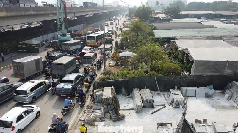 Tuy nhiên, đến nay đã nửa tháng trôi qua, hàng rào công trường dự án vẫn được giữ nguyên như ban đầu, toàn bộ vỉa hè đoạn qua công trường vẫn bị chiếm dụng bán cây cảnh, vật liệu xây dựng. Tuy nhiên, đến nay đã nửa tháng trôi qua, hàng rào công trường dự án vẫn được giữ nguyên như ban đầu, toàn bộ vỉa hè đoạn qua công trường vẫn bị chiếm dụng bán cây cảnh, vật liệu xây dựng.