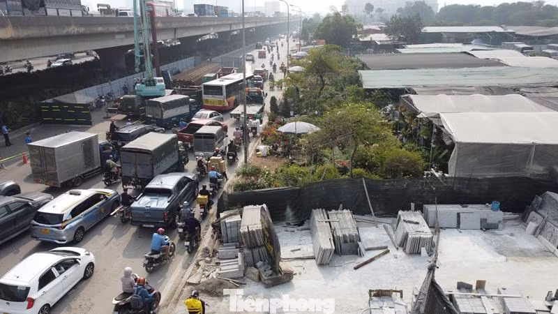 Tuy nhiên, đến nay đã nửa tháng trôi qua, hàng rào công trường dự án vẫn được giữ nguyên như ban đầu, toàn bộ vỉa hè đoạn qua công trường vẫn bị chiếm dụng bán cây cảnh, vật liệu xây dựng. Tuy nhiên, đến nay đã nửa tháng trôi qua, hàng rào công trường dự án vẫn được giữ nguyên như ban đầu, toàn bộ vỉa hè đoạn qua công trường vẫn bị chiếm dụng bán cây cảnh, vật liệu xây dựng.