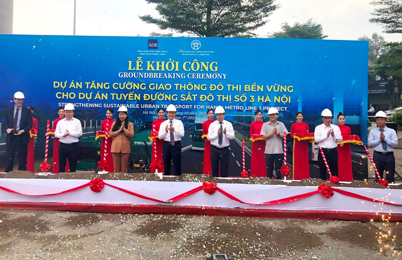 Lãnh đạo UBND thành phố, Chủ đầu tư và khách mời khởi công dự án. Ảnh: Trọng Đảng Lãnh đạo UBND thành phố, Chủ đầu tư và khách mời khởi công dự án. Ảnh: Trọng Đảng