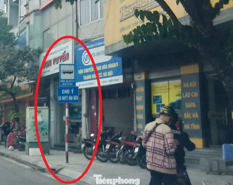 Thậm chí trước các số nhà 677 đến số 681 đường Giải Phóng, còn mọc lên một số một biển ghi: "Bến xe buýt", "Chú ý, Xe buýt vào bến" - mục đích để phương tiện giao thông không được đỗ, lưu thông vào đây, trong khi đó vị trí này hàng ngày thường xuyên xe khách của nhà xe Hà Sơn - Hải Vân phủ kín. Đại diện Sở GTVT Hà Nội cho biết, đơn vị không cắm biển báo dạng này.