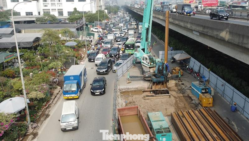 Trước tình trạng ùn tắc kéo dài trên đường Nguyễn Xiển, ngay trong những ngày đầu Sở GTVT Hà Nội đã có yêu cầu chủ đầu tư nên thu hẹp bớt hàng rào, bố trí hàng rào mềm - di động linh động thu hẹp vào các thời điểm không thi công. Trước tình trạng ùn tắc kéo dài trên đường Nguyễn Xiển, ngay trong những ngày đầu Sở GTVT Hà Nội đã có yêu cầu chủ đầu tư nên thu hẹp bớt hàng rào, bố trí hàng rào mềm - di động linh động thu hẹp vào các thời điểm không thi công.
