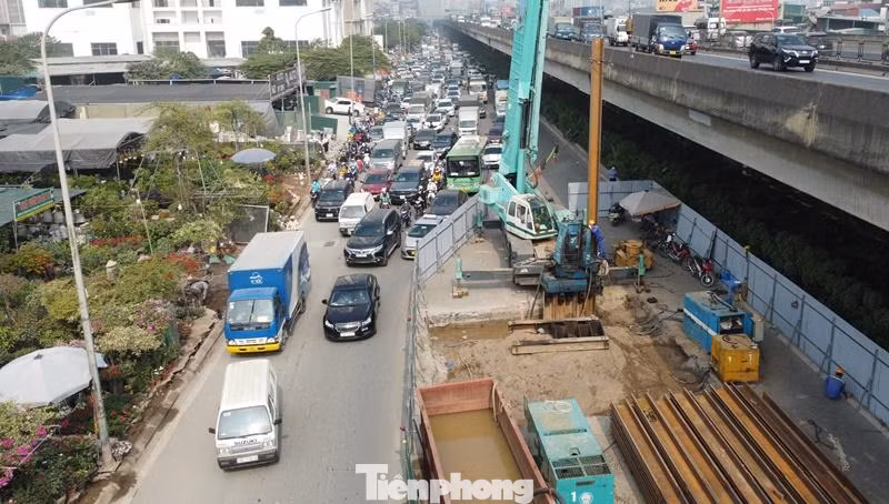Trước tình trạng ùn tắc kéo dài trên đường Nguyễn Xiển, ngay trong những ngày đầu Sở GTVT Hà Nội đã có yêu cầu chủ đầu tư nên thu hẹp bớt hàng rào, bố trí hàng rào mềm - di động linh động thu hẹp vào các thời điểm không thi công. Trước tình trạng ùn tắc kéo dài trên đường Nguyễn Xiển, ngay trong những ngày đầu Sở GTVT Hà Nội đã có yêu cầu chủ đầu tư nên thu hẹp bớt hàng rào, bố trí hàng rào mềm - di động linh động thu hẹp vào các thời điểm không thi công.