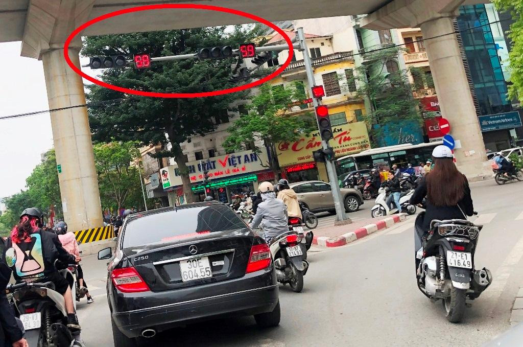 Nút đèn tín hiệu 3 pha vừa được lắp đặt trên đường phố Hà Nội. Nút đèn tín hiệu 3 pha vừa được lắp đặt trên đường phố Hà Nội.