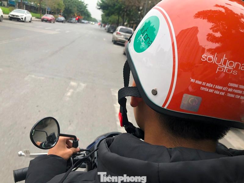 Xe điện 2 bánh lưu thông trên đường.