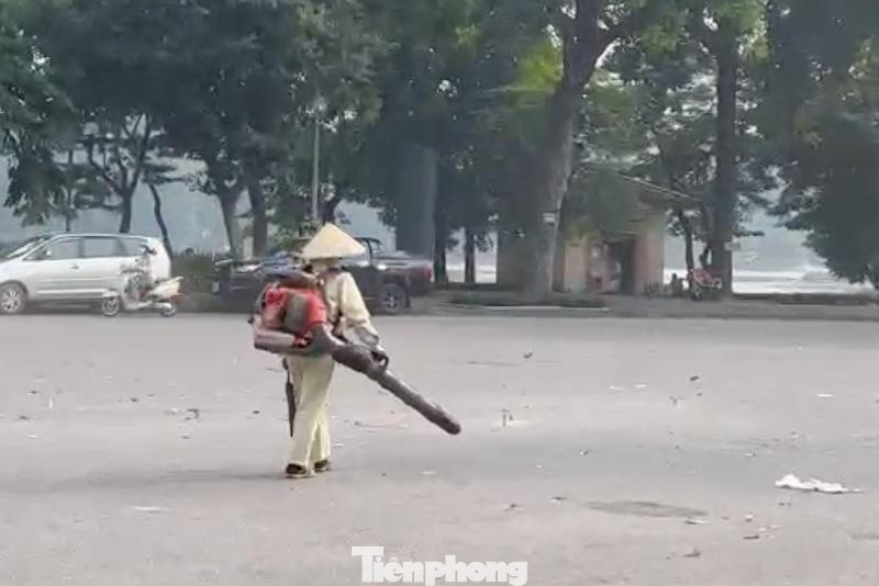 Phóng viên báo Tiền Phong ghi nhận, máy thổi bụi thời gian gần đây được công nhân sử dụng nhiều tuyến phố trên địa bàn Trần Nhân Tông, Quang Trung, Trần Bình Trọng, cổng Công viên Thống Nhất (quận Hai Bà Trưng)... Trong ảnh, một nữ công nhân vận hành máy thổi bụi trên đường Trần Nhân Tông đoạn qua Công viên Thống Nhất.