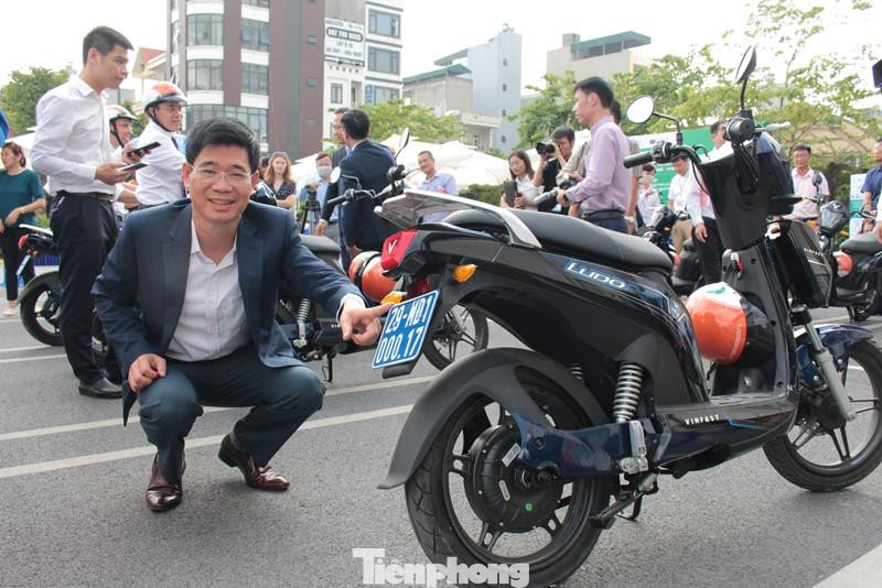 Trao đổi với PV Tiền Phong tại lễ khai trương, lãnh đạo trường Trường Đại học Công nghệ GTVT cho biết, tất cả xe điện tham gia chương trình đều được Phòng CSGT Hà Nội cấp biển số quản lý và tham gia giao thông trên đường.