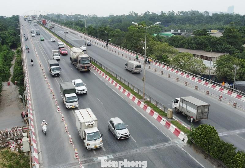 Sau khi điều chỉnh dải phân cách giữa các làn xe, dự án tiếp tục tiến hành sửa chữa mặt đường, bổ sung hệ thống biển báo tổ chức giao thông. Theo kế hoạch, các công việc này sẽ thực hiện xong trước 31/12/2022.