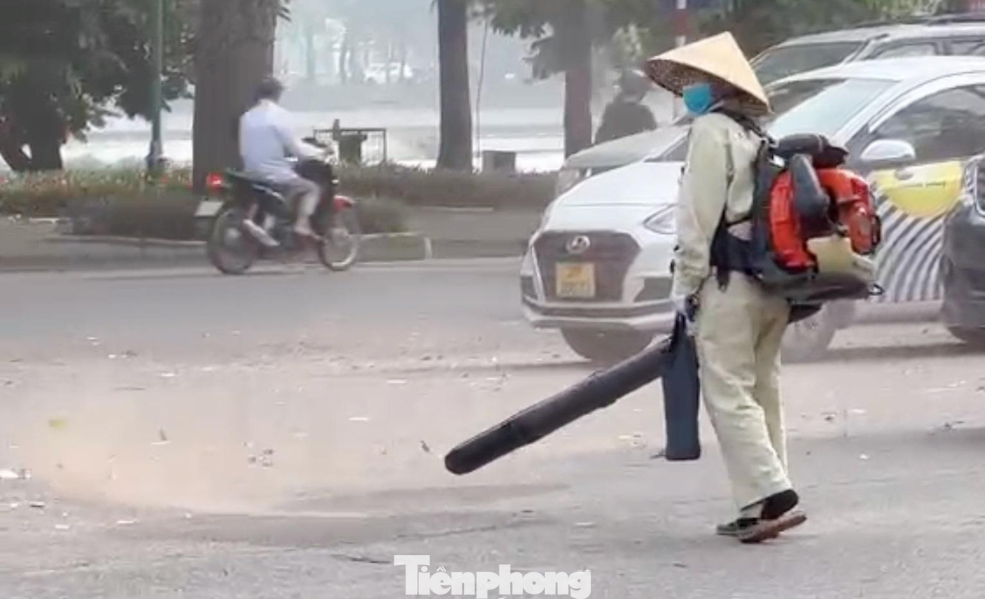 Mỗi khi máy vận hành là thổi bụi, lá cây bay mù trời khiến người đi đường "hứng" không ít bụi bặm. Ngoài ra, tiếng ồn của máy quá to làm nhiều người dân khó chịu.