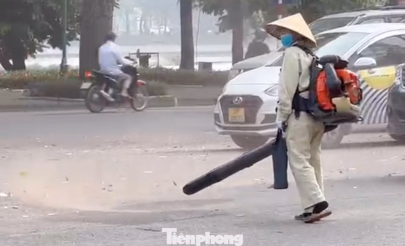 Mỗi khi máy vận hành là thổi bụi, lá cây bay mù trời khiến người đi đường "hứng" không ít bụi bặm. Ngoài ra, tiếng ồn của máy quá to làm nhiều người dân khó chịu.