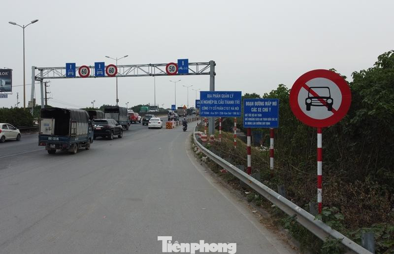 Ở làn xe hỗn hợp ở 2 đầu cầu, để cấm ô tô đi vào, Sở GTVT Hà Nội cũng tiến hành cắm biển cấm ô tô đi vào làn xe máy.