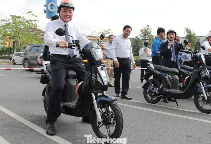 Ông Đào Việt Long - Phó giám đốc Sở GTVT Hà Nội (người trải nghiệm xe điện 2 bánh tại lễ khai trương) khẳng định, việc sử dụng phương tiện điện, bảo vệ môi trường trong các đô thị đang là xu thế. Sau thời gian thí điểm, Hà Nội sẽ nghiên cứu nhân rộng mô hình ra một số khu vực khác nhằm khuyến khích người dân sử dụng vận tải hành khách công cộng trong đó có xe buýt.
