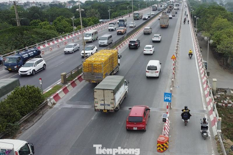 Sau khi được điều chỉnh lại dải phân cách, tổ chức lại giao thông theo hướng thu hẹp làn xe máy, mở rộng thêm một làn ô tô, trên cầu đã giảm ùn tắc kéo dài vào giờ cao điểm.