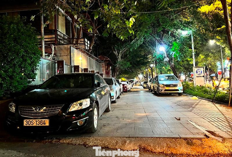 Tuyến phố Huỳnh Thúc Kháng (quận Đống Đa) có diện tích rộng từ 3 đến 5 mét và vừa được ngân sách thành phố đầu tư cho việc lát đá, tuy nhiên hiện đoạn từ số 2 đến gần nút giao với đường Nguyễn Chí Thanh đang bị chia nhỏ để các nhà hàng, quán bia trên đường đỗ ô tô, xe máy cả đêm.