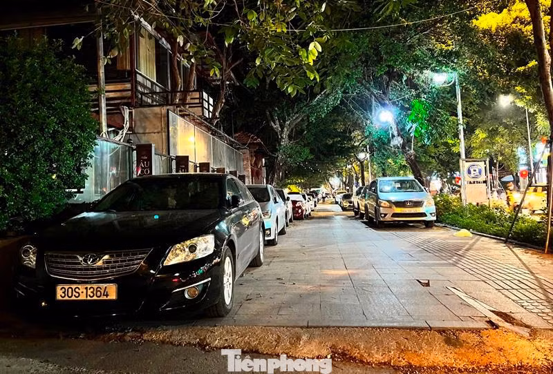 Tuyến phố Huỳnh Thúc Kháng (quận Đống Đa) có diện tích rộng từ 3 đến 5 mét và vừa được ngân sách thành phố đầu tư cho việc lát đá, tuy nhiên hiện đoạn từ số 2 đến gần nút giao với đường Nguyễn Chí Thanh đang bị chia nhỏ để các nhà hàng, quán bia trên đường đỗ ô tô, xe máy cả đêm.