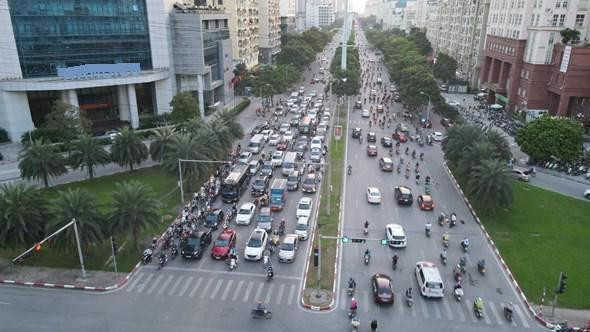 Giao thông đông đúc trên phố Mễ Trì.