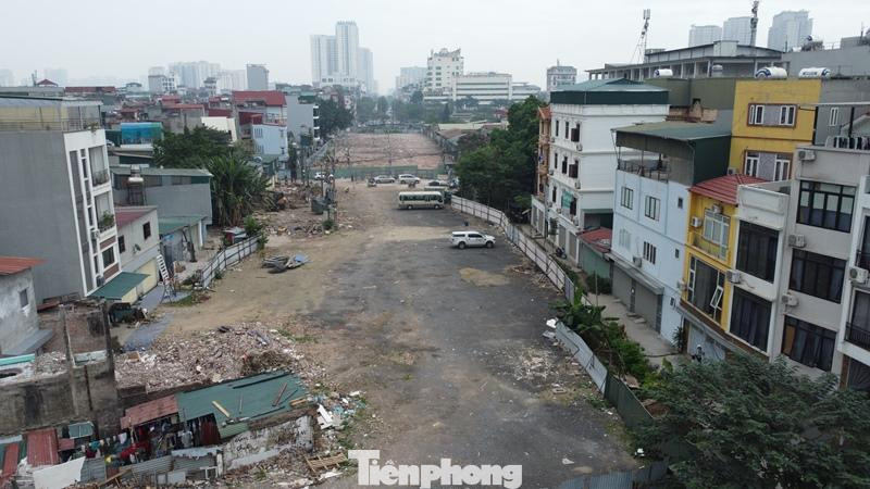 Sau 1,5 tháng khởi công, khu vực từng diễn ra lễ khởi công có Chủ tịch UBND thành phố Hà Nội dự, động thổ và yêu cầu cần khẩn trương thi công, đẩy nhanh tiến độ để giảm sức nóng giao thông đến nay đang quây rào bỏ không.