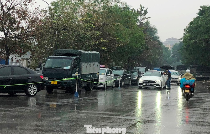 Lý giải nguyên nhân khách đến đăng kiểm xe tăng, lãnh đạo một số trung tâm trên địa bàn Hà Nội cho rằng, dịp cuối năm người dân thường có tâm lý trước khi nghỉ Tết dài cũng đi đăng kiểm cho yên tâm. Cùng với đó, do lo ngại thời gian tới đăng kiểm gặp khó khăn, đông nên người dân cũng muốn đi đăng kiểm sớm. Lý giải nguyên nhân khách đến đăng kiểm xe tăng, lãnh đạo một số trung tâm trên địa bàn Hà Nội cho rằng, dịp cuối năm người dân thường có tâm lý trước khi nghỉ Tết dài cũng đi đăng kiểm cho yên tâm. Cùng với đó, do lo ngại thời gian tới đăng kiểm gặp khó khăn, đông nên người dân cũng muốn đi đăng kiểm sớm.