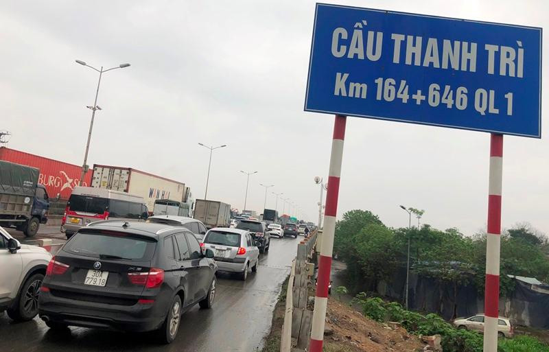 Hư hỏng mặt cầu Thanh Trì sẽ được sửa chữa từ nay đến cuối năm. Ảnh: Anh Trọng Hư hỏng mặt cầu Thanh Trì sẽ được sửa chữa từ nay đến cuối năm. Ảnh: Anh Trọng