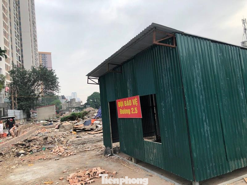 Nhà của Đội bảo vệ công trường dự án được dựng lên nhưng bỏ không, vắng bóng người chốt trực, bên ngoài người dân vẫn lấn chiếm để kinh doanh dịch vụ.