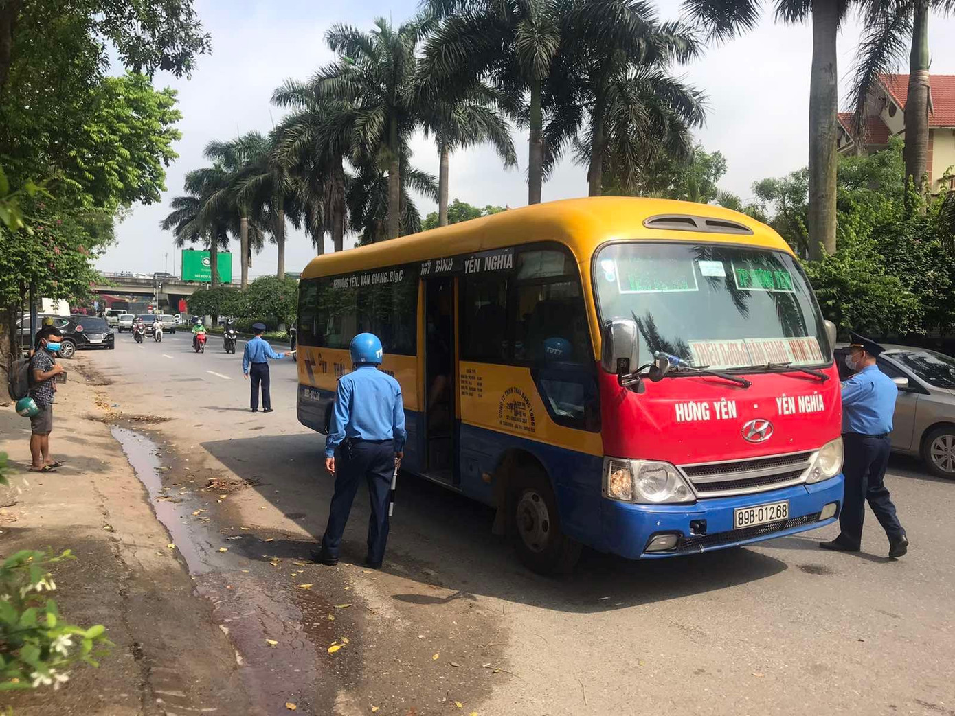 Thanh tra Sở GTVT Hà Nội kiểm tra, xử lý xe khách vi phạm trên đường Hà Nội.