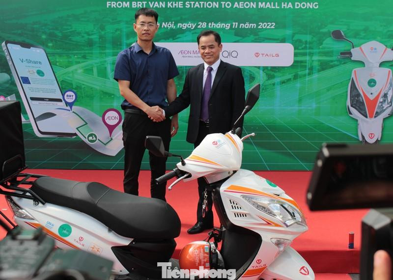 Đơn vị tổ chức khai trương tuyến sáng nay là Trung tâm Quản lý giao thông công cộng Hà Nội và đơn vị thực hiện thí điểm “Mô hình xe điện 2 bánh kết nối phương tiện vận tải hành khách công cộng tuyến BRT” là Trường Đại học Công nghệ GTVT. Ảnh: Đại diện Trường Công nghệ GTVT tiếp nhận xe từ đơn vị tham gia thí điểm.