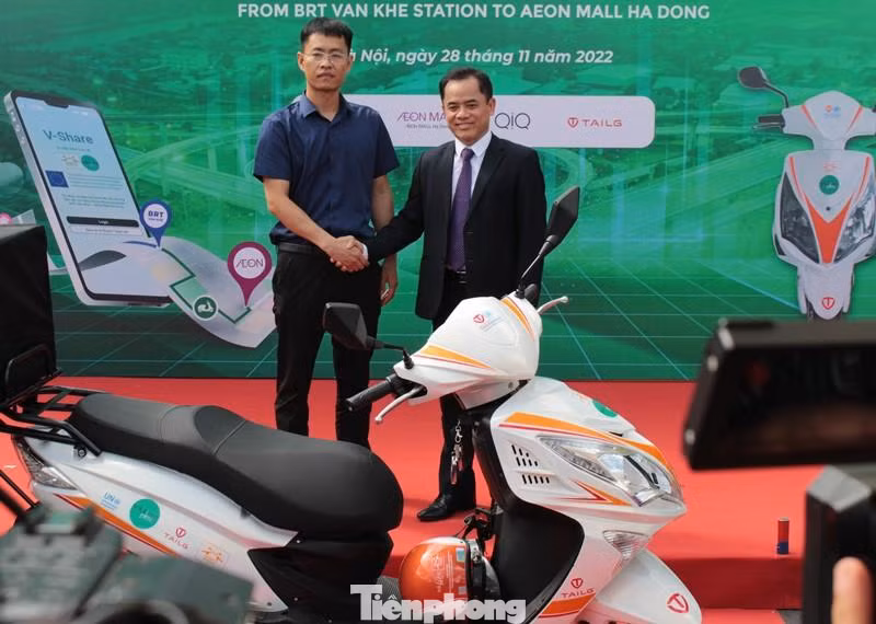 Đơn vị tổ chức khai trương tuyến sáng nay là Trung tâm Quản lý giao thông công cộng Hà Nội và đơn vị thực hiện thí điểm “Mô hình xe điện 2 bánh kết nối phương tiện vận tải hành khách công cộng tuyến BRT” là Trường Đại học Công nghệ GTVT. Ảnh: Đại diện Trường Công nghệ GTVT tiếp nhận xe từ đơn vị tham gia thí điểm.