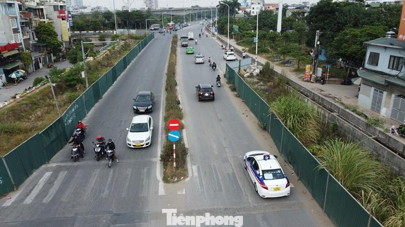 Để phục vụ dự án thi công hạ đê, giải phóng mặt bằng để mở rộng lòng đường Âu Cơ, đơn vị thi công đã lập hàng rào ở cả hai chiều đường.