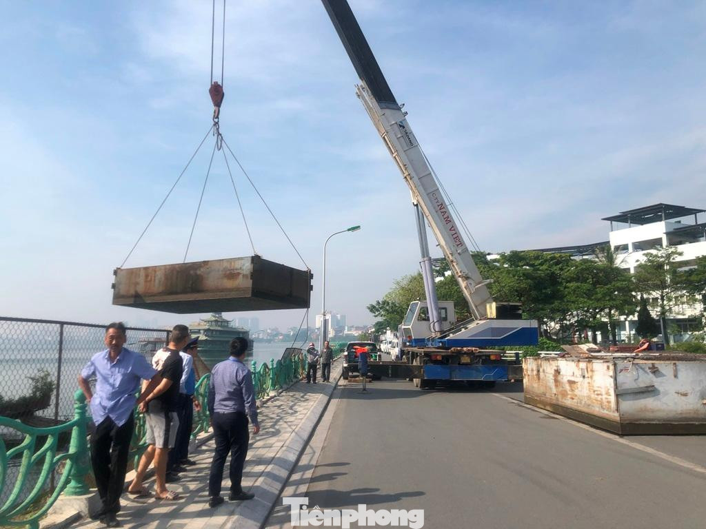 Từ thực tế này, Phó Chủ tịch UBND quận Tây Hồ Nguyễn Lê Hoàng cho biết, thành phố Hà Nội đã chỉ đạo quận lập tổ công tác, trong đó có phối hợp với Thanh tra giao thông, Sở GTVT tiến hành di dời các phương tiện nổi này ra khỏi hồ Tây.