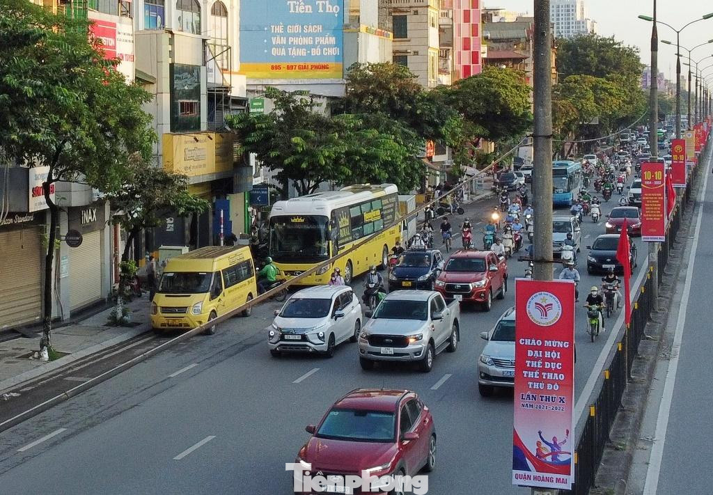 Khu vực các số nhà 677 đến số 681 có treo biển Nhà xe Hà Sơn - Hải Vân thường xuyên có xe khách loại lớn (sơn màu vàng) vào dừng đỗ trên đường để bắt khách, nhận hàng.