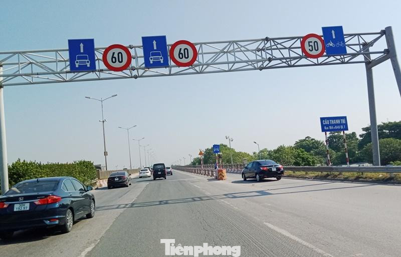 Trong những tuần đầu thực hiện theo phương án tổ chức giao thông mới, trong đó có thu hẹp 2 làn xe hỗn hợp thành 1 làn và chỉ dành cho xe máy, xe thô sơ, nhiều ô tô vẫn không biết và có ý định đi vào.