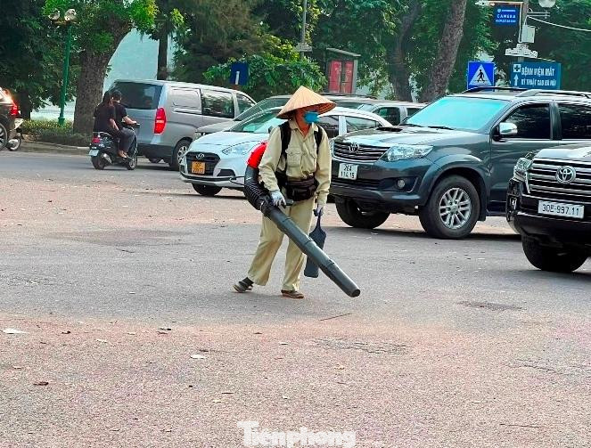Cùng với đó, nhiều vật dụng, phương tiện như ô tô đỗ gần khu vực có máy thổi bụi hoạt động đều bị phủ lớp bụi dày.