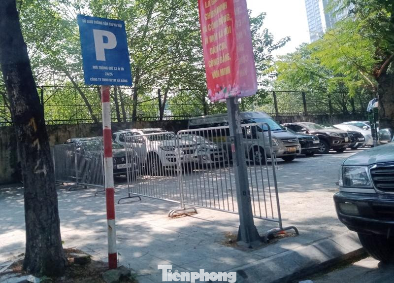 Trên phố Vạn Phúc (quận Ba Đình) một số chủ quản lý bãi trông xe cho các nhà hàng còn ngang nhiên cắm cả biển cấp phép trông xe sai quy định để hợp thức hóa việc trông xe ô tô trên vỉa hè.
