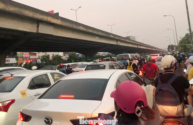 Trong 3 ngày nay, người dân đang mất cả giờ đồng hồ đi qua đường Nguyễn Xiển.