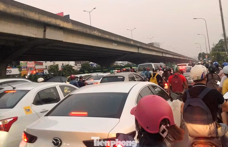 Trong 3 ngày nay, người dân đang mất cả giờ đồng hồ đi qua đường Nguyễn Xiển.
