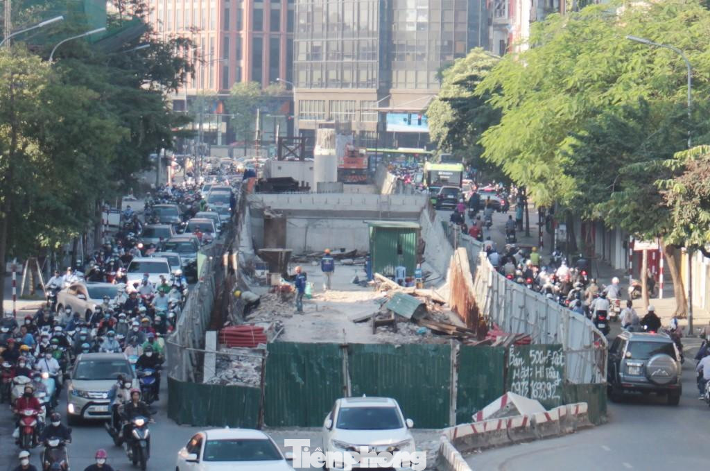 Có mục tiêu hoàn thiện hạ tầng giao thông và giảm ùn tắc tại nút giao Chùa Bộc - Phạm Ngọc Thạch, tháng 10/2021 cầu vượt Chùa Bộc đã được đại diện UBND thành phố Hà Nội khởi công với tiến độ thi công 8 tháng - hoàn thành vào tháng 6/2022.