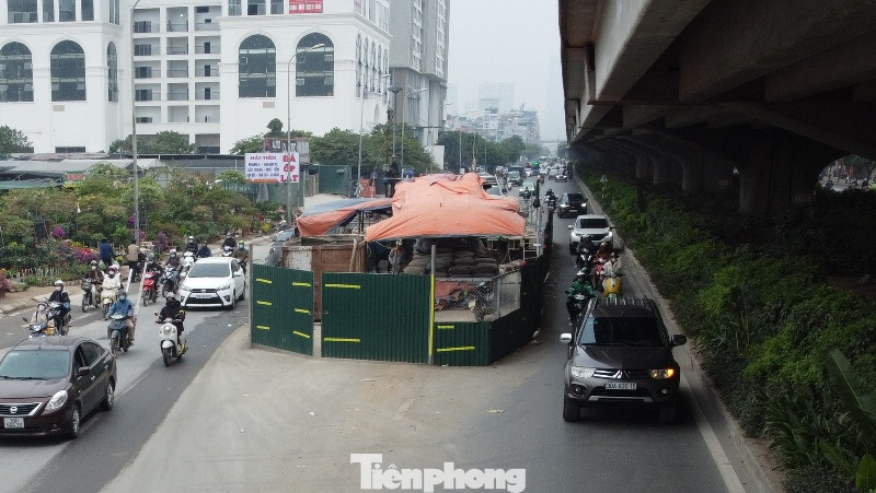 Sau khi kiểm tra hiện trường công trường thi công, lãnh đạo Sở GTVT Hà Nội đánh giá, chủ đầu tư đã vội vàng cho đơn vị thi công tiến hành rào đường, rào đường nhưng chưa có phương án phần luồng giao thông... Do vậy Sở GTVT đã phải yêu cầu điều chỉnh lại.