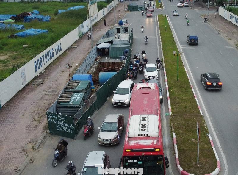 Sau khi kiểm tra và phát hiện các vi phạm của chủ đầu tư và đơn vị thi công, trong đó có rào đường rồi bỏ không, công trường không có người điều tiết, hướng dẫn giao thông, Thanh tra Sở GTVT Hà Nội đã đề nghị Sở GTVT thu hồi giấy phép hàng rào thi công dự án xử lý nước thải đã cấp cho chủ đầu tư trên đường Vũ Trọng Khánh.