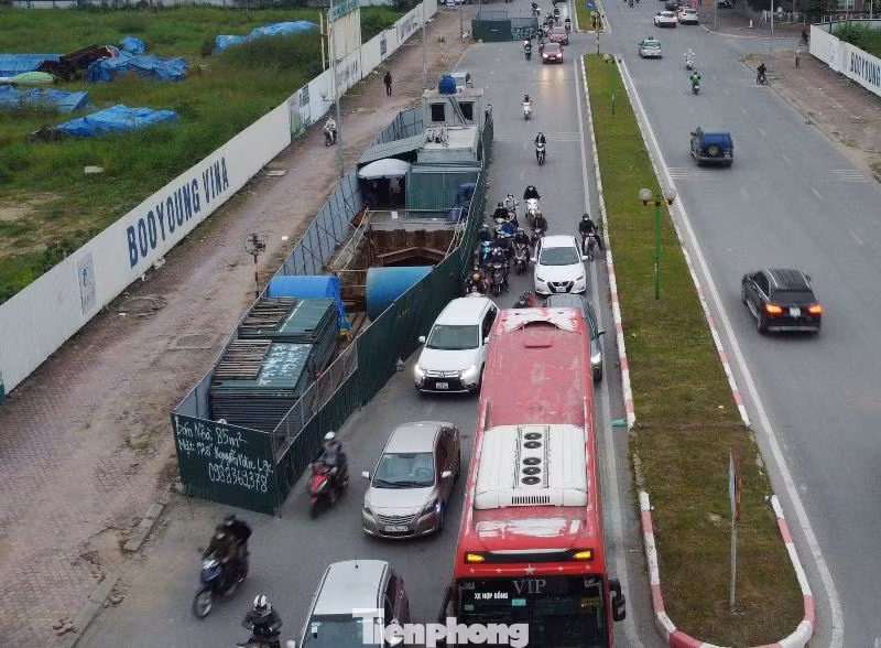 Sau khi kiểm tra và phát hiện các vi phạm của chủ đầu tư và đơn vị thi công, trong đó có rào đường rồi bỏ không, công trường không có người điều tiết, hướng dẫn giao thông, Thanh tra Sở GTVT Hà Nội đã đề nghị Sở GTVT thu hồi giấy phép hàng rào thi công dự án xử lý nước thải đã cấp cho chủ đầu tư trên đường Vũ Trọng Khánh.