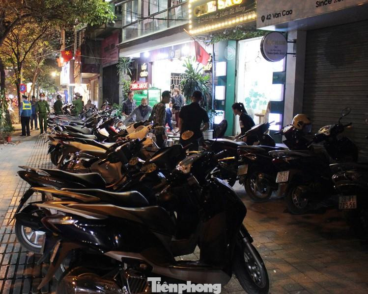 Qua thực tế, kiểm tra, Tổ công tác liên ngành đã phát hiện nhiều nhà hàng, quán ăn đã để xe, bày bàn ghế vi phạm trên vỉa hè.