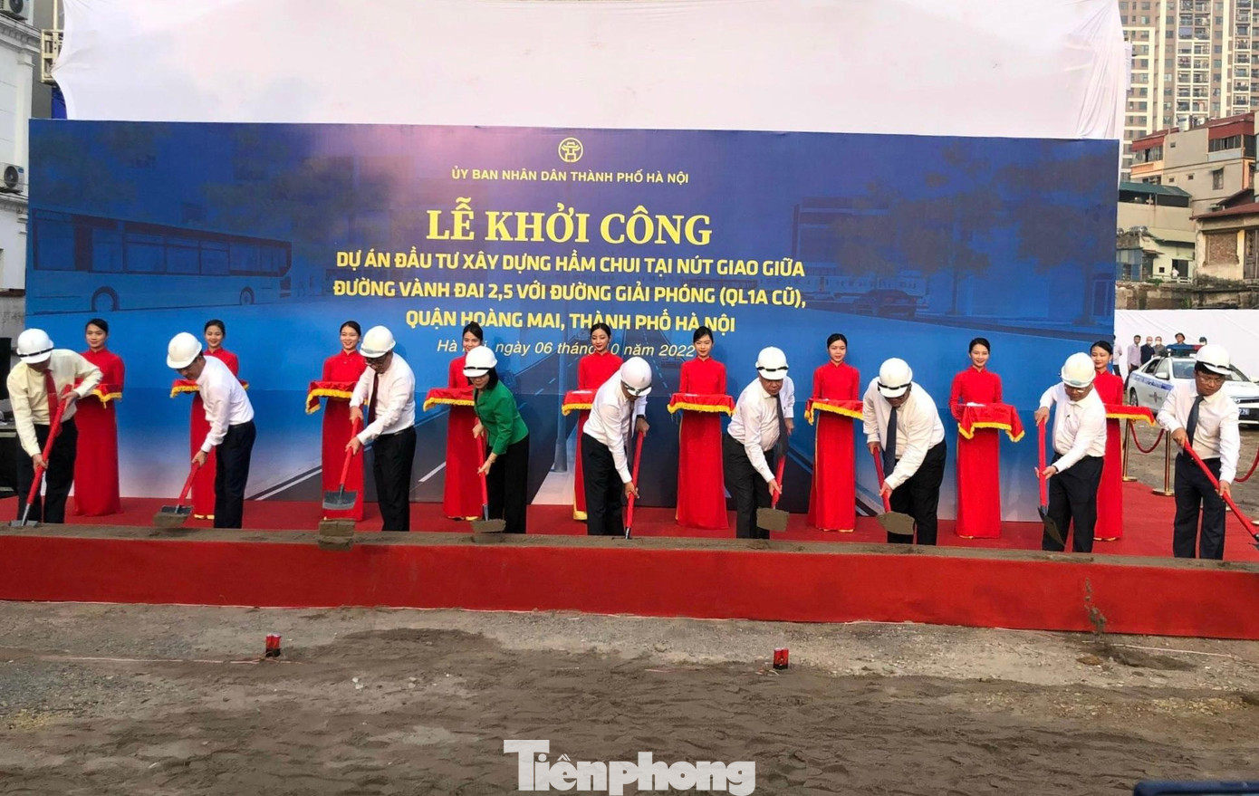 Chủ tịch UBND thành phố Hà Nội, Chủ đầu tư và khách mời khởi công dự án hầm chui Vành đai 2,5. Ảnh: T.Đảng Chủ tịch UBND thành phố Hà Nội, Chủ đầu tư và khách mời khởi công dự án hầm chui Vành đai 2,5. Ảnh: T.Đảng