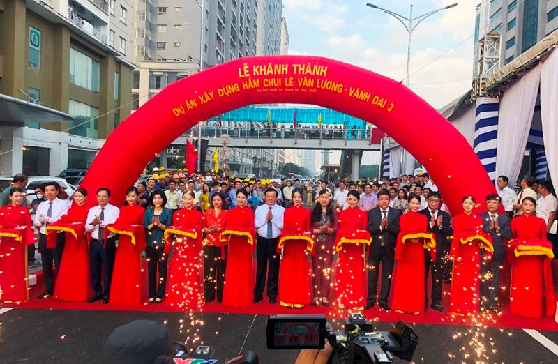 Lãnh đạo thành phố Hà Nội, chủ đầu tư và các đơn vị liên quan cắt băng thông hầm. Lãnh đạo thành phố Hà Nội, chủ đầu tư và các đơn vị liên quan cắt băng thông hầm.