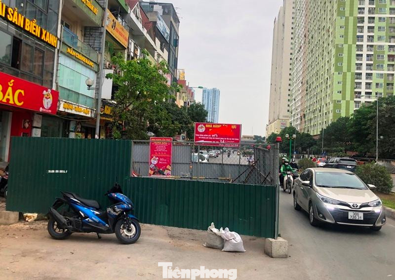 Phạm vi chiếm dụng lòng đường của mỗi hàng rào là 2/3 làn đường Vũ Trọng Khánh chiều trục đường Trần Phú - Nguyễn Trãi đi Tố Hữu - Lê Văn Lương.