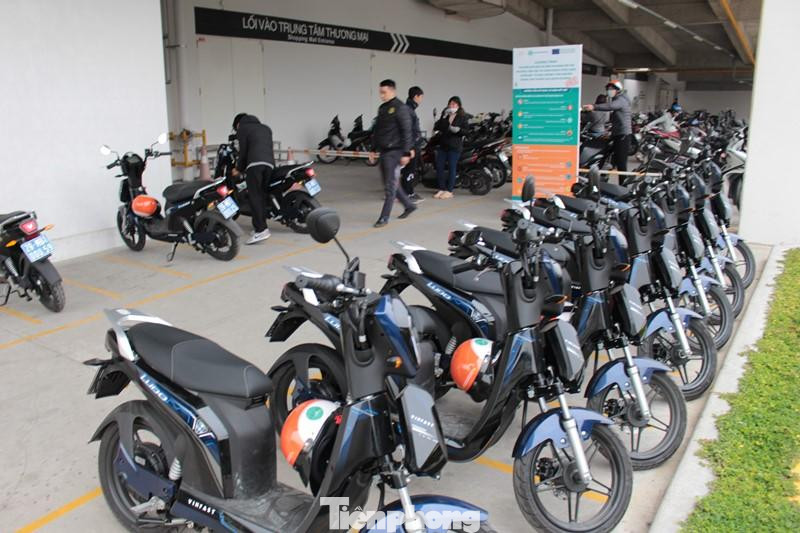 25 xe điện bánh được bố trí ở cả hai điểm đầu cuối (nhà chờ xe buýt nhanh BRT và siêu thị siêu thị AEON Hà Đông). Trong thời gian 6 tháng, từ 28/11/2022 - 28/5/2023 hành khách được đi trải nghiệm xe điện miễn phí ở hành trình trên.