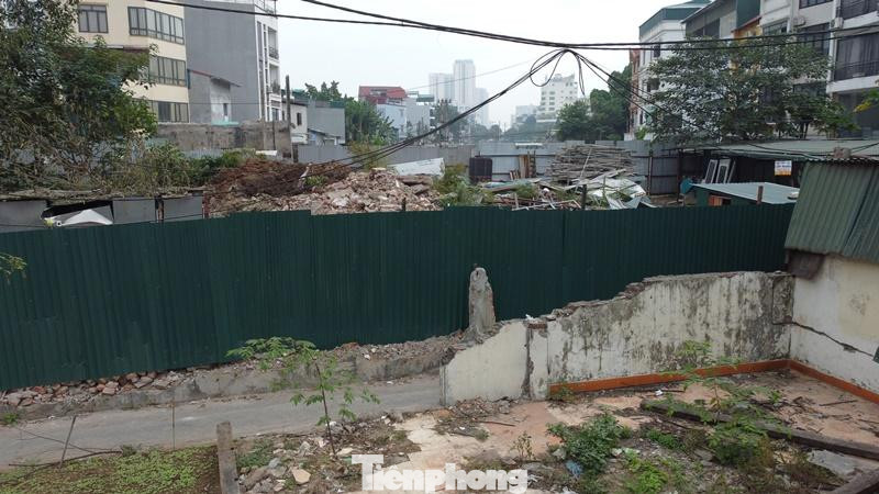 Mặt bằng thi công đường dẫn của hầm chui Vành đai 2,5 tại phường Định Công (Hoàng Mai) vẫn giải phóng dở dang.