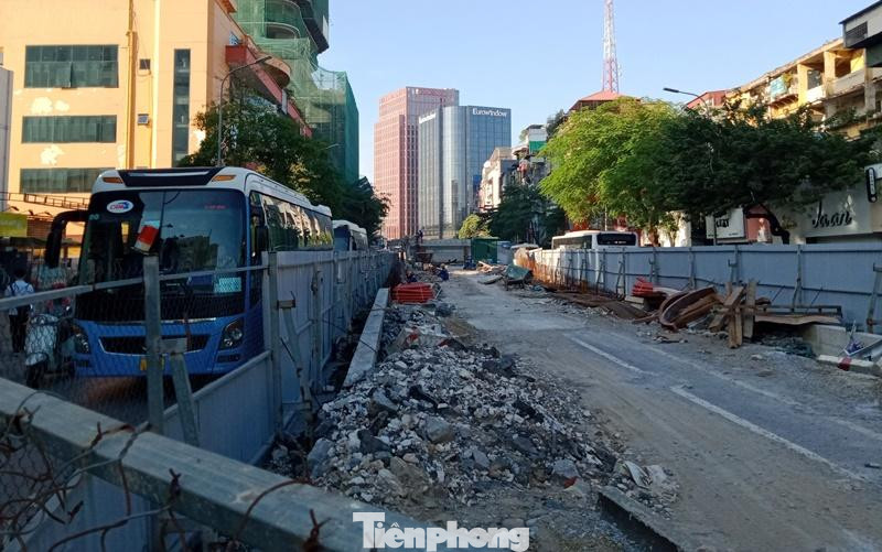 Bên trong hàng rào, chưa thấy hình hài của cây cầu vượt mặc dù đã chậm thời gian hoàn thành gần nửa năm.